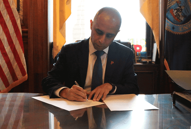 Mayor Elorza creates Municipal ID Program in Providence