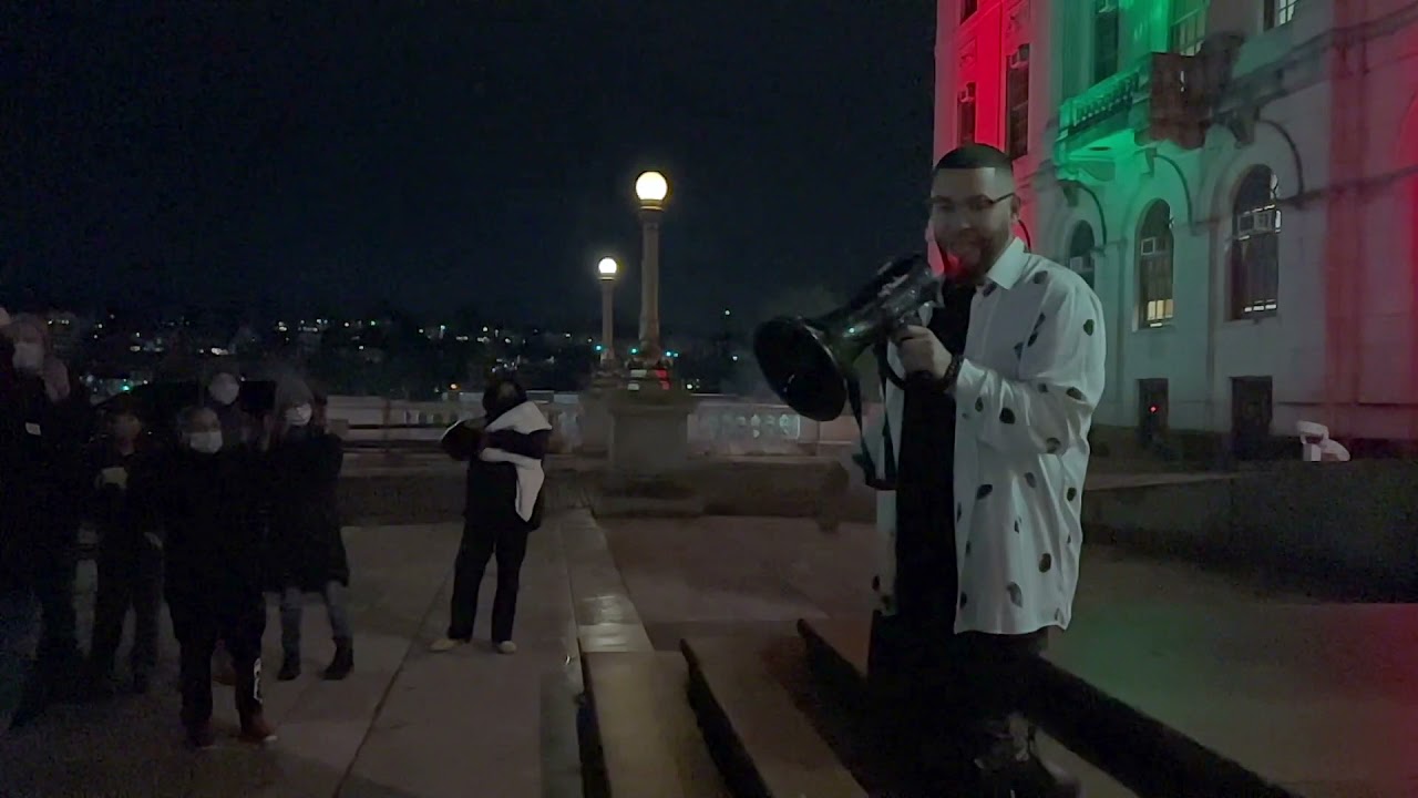 Christmas Tree Lighting 04  Mendes Protest -