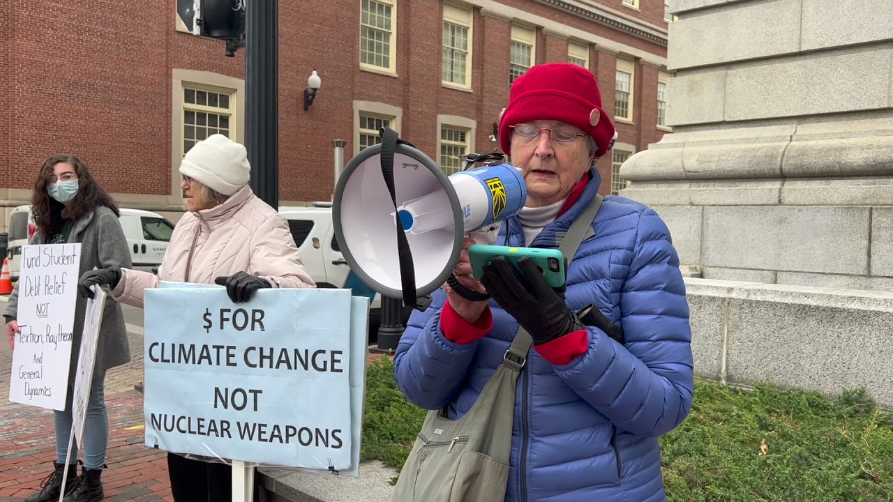 Peace Activists at Reed and Whitehouse 01