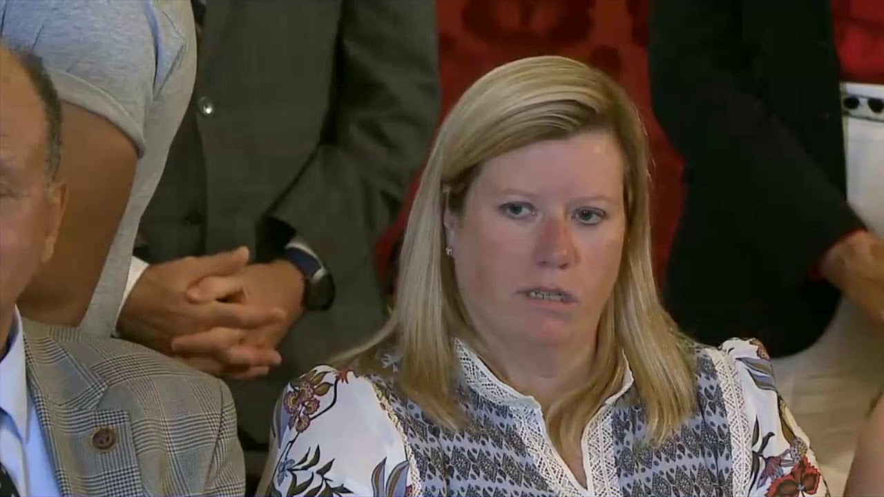 2017-10-30 DV Gun Bill Signing 02