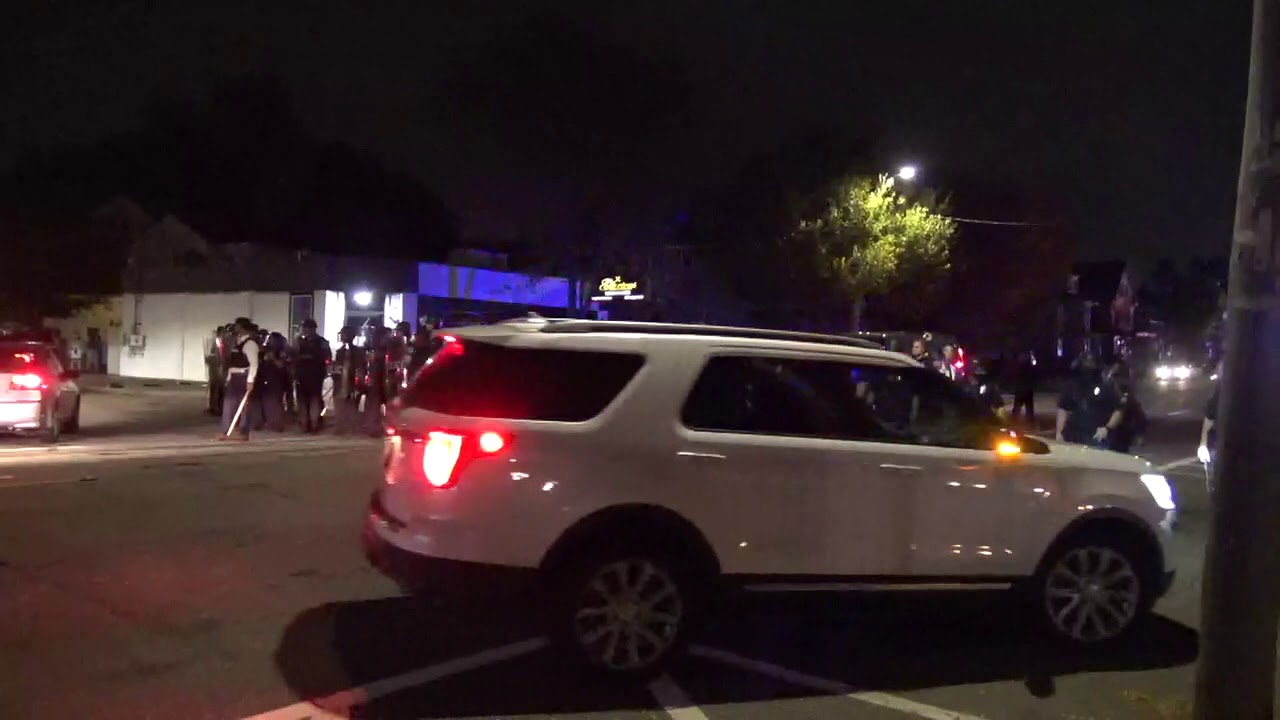 Police confront protesters at PVD-Cranston border 04