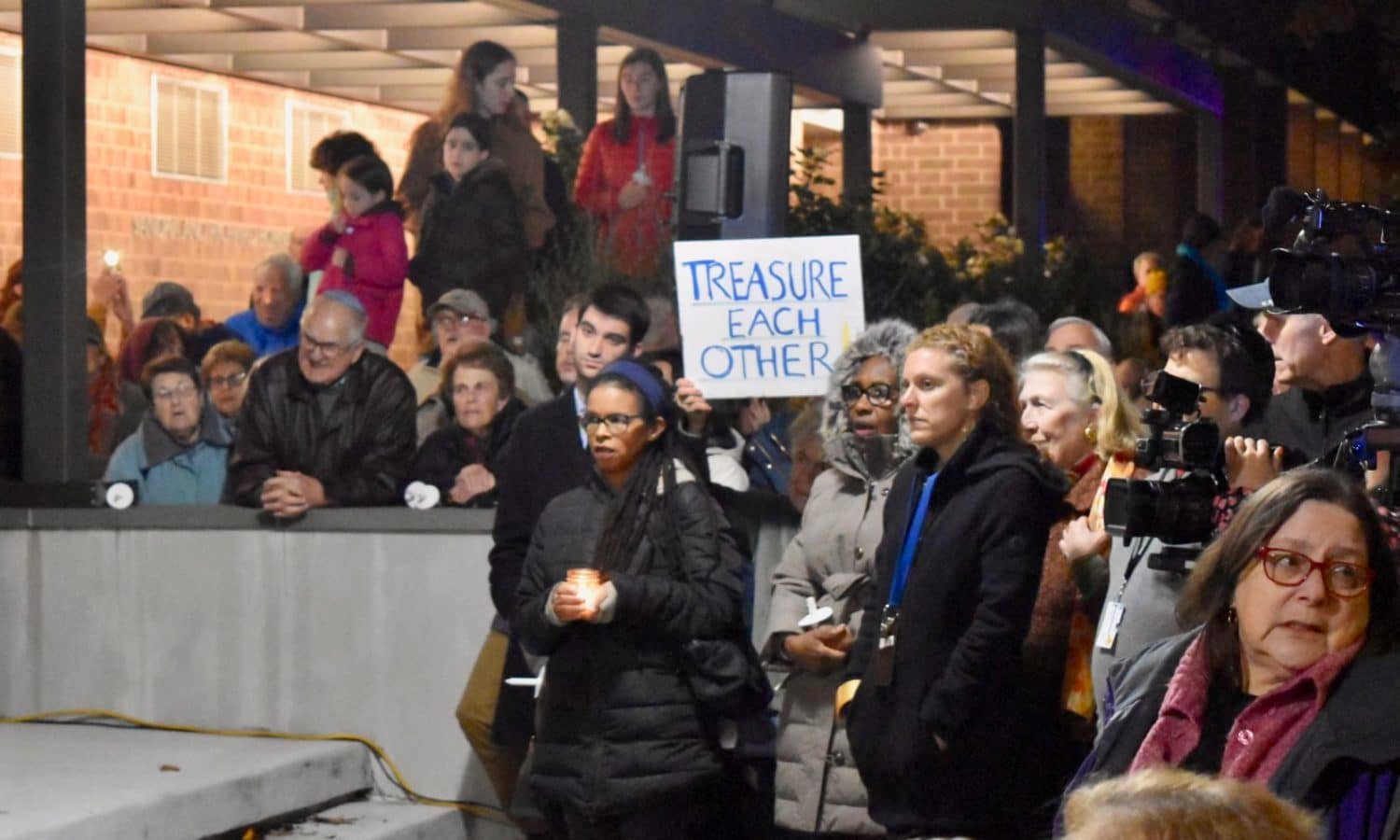 Hundreds attend Tree of Life Synagogue vigil