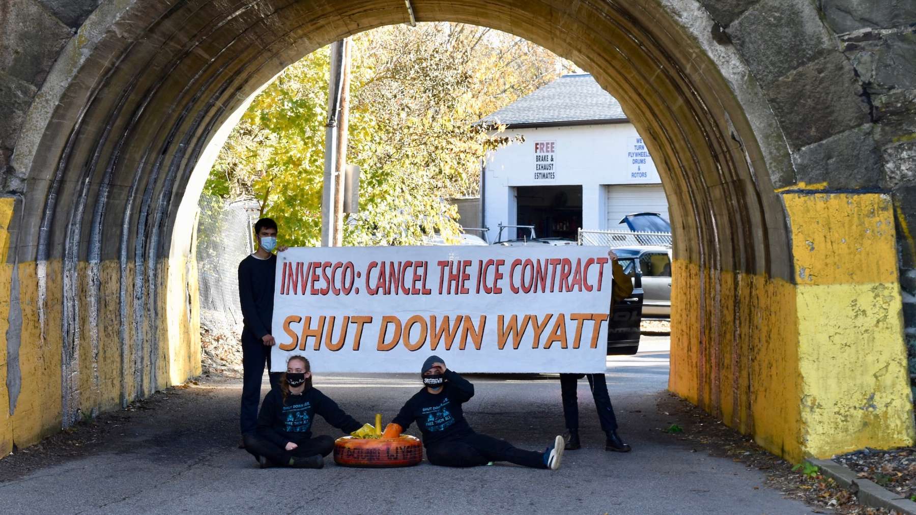 Demonstrators blockade roads to Wyatt Detention Center, Demand closure of the facility