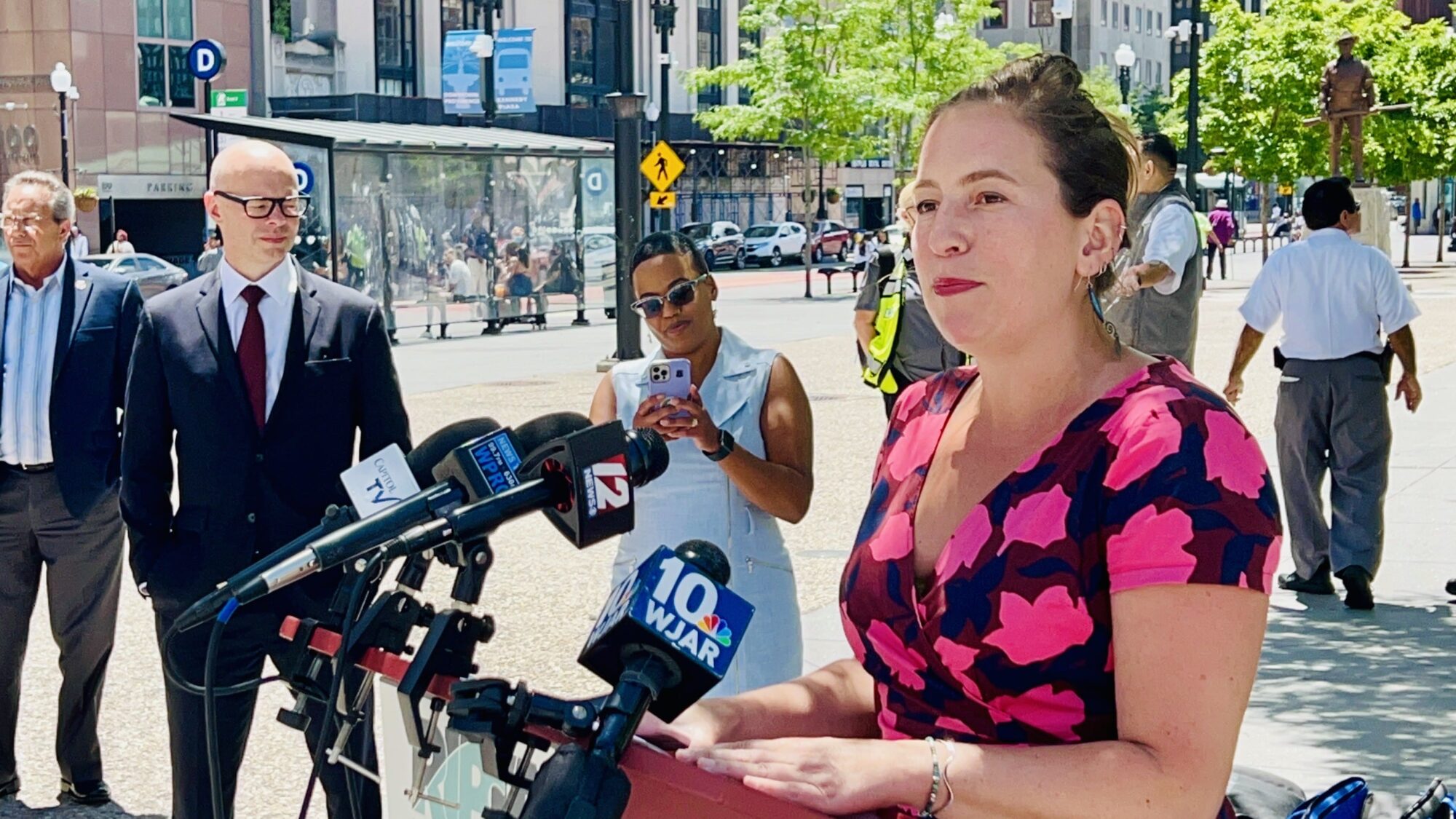 Rhode Island News: Lawmakers celebrate free R-Line bus fare starting in September